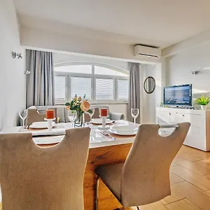 Comfort In Peaceful Area - With Garden Zadar